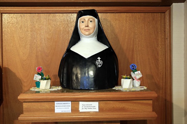 Conhe�a a hist�ria da freira que pode ser a primeira santa de Curitiba 